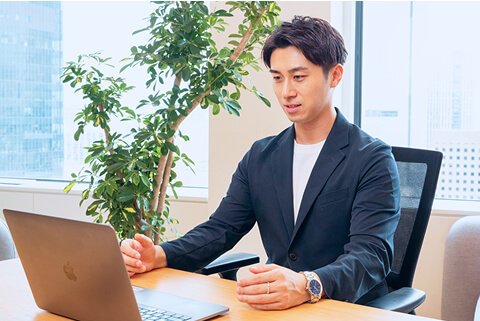 握手を交わすビジネスパーソンの手元