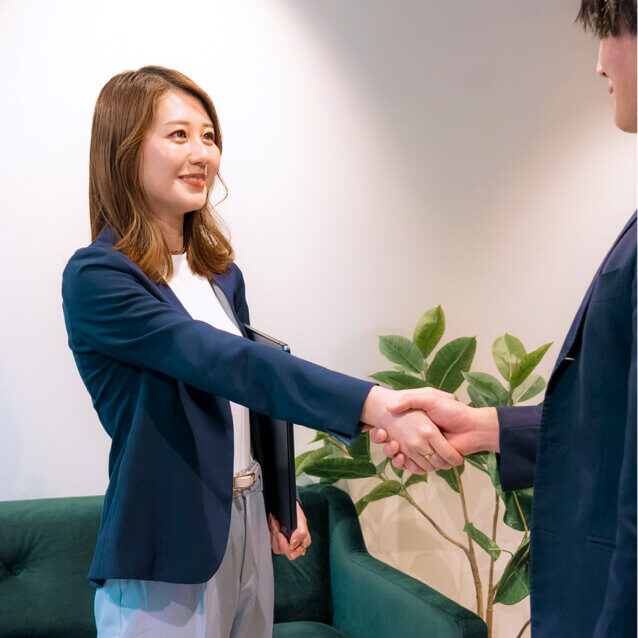 パソコンを見ながら会話する男女